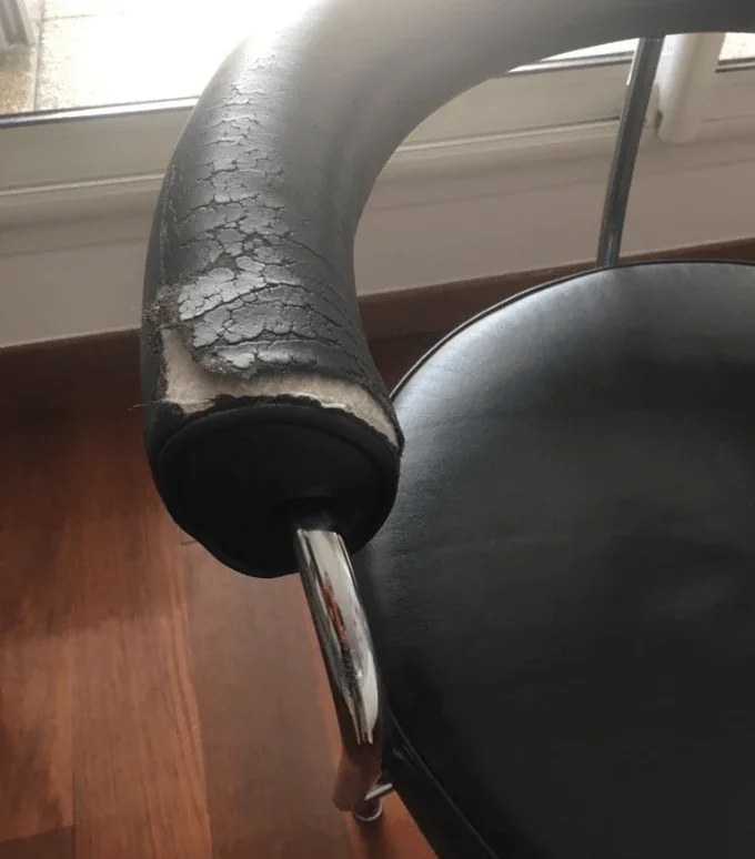Fauteuil cuir abimé